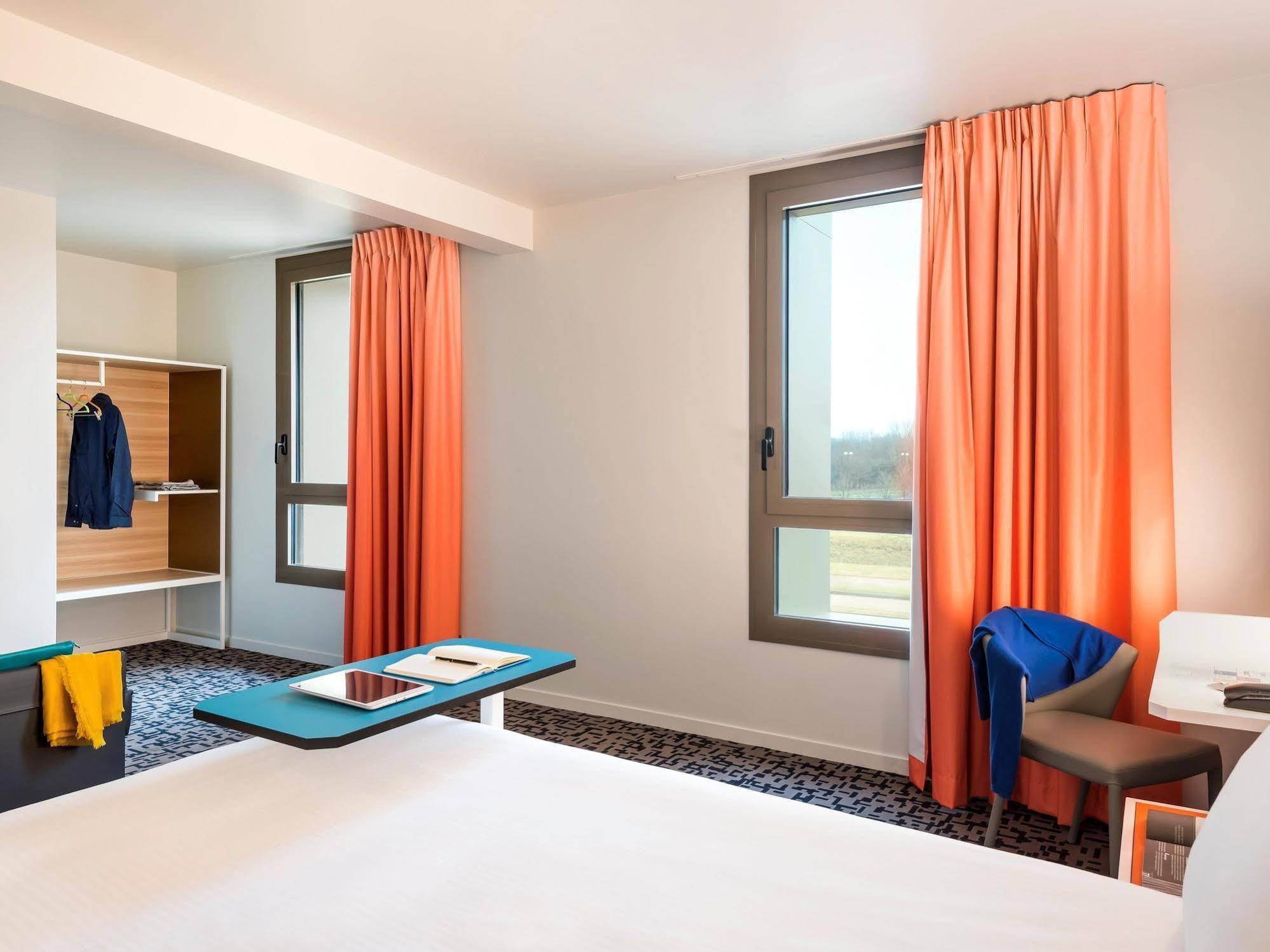 Ibis Styles Guyancourt Versailles Exterior photo