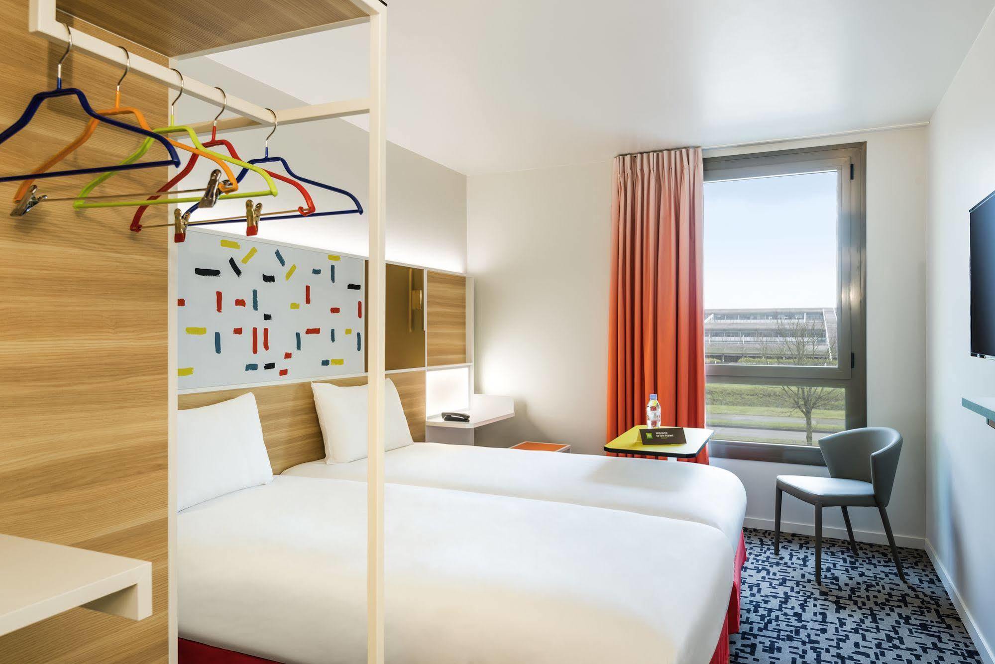Ibis Styles Guyancourt Versailles Exterior photo